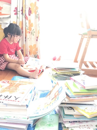 夏休みの子どもの片づけ　〜本棚が本であふれてる！本好きな娘が、自分で考えて選ぶ片づけ〜