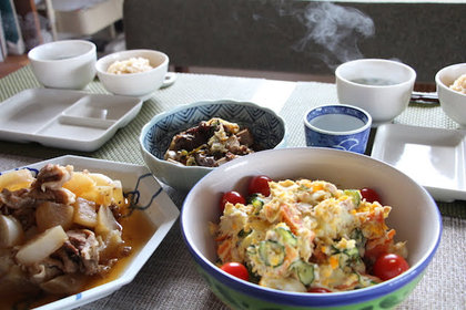 食器が食器棚に入らない！ シンプル定番の食器＋彩りは大皿のマイルールで、ラクに収納・楽しく時短